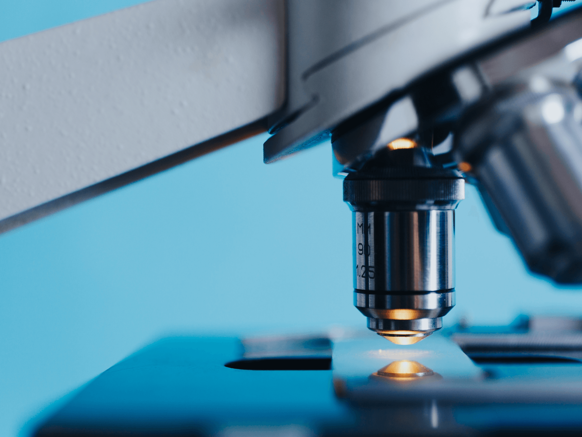 Tubes de sang et automate d'hematologie dans un laboratoire d'analyses medicales