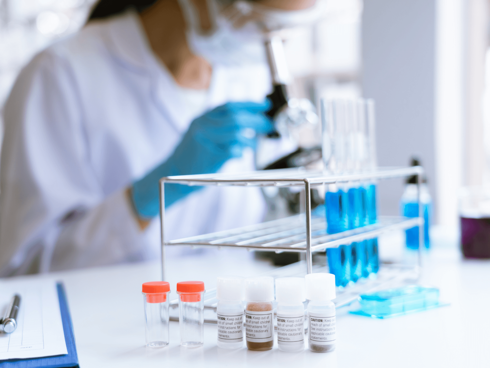 Microscope et lames histologiques dans un laboratoire d'anatomopathologie